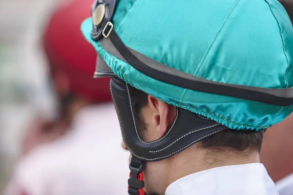 Detalle de la cabeza del jinete antes de la carrera. Fondo del hipódromo. Raceh. —  Fotos de Stock