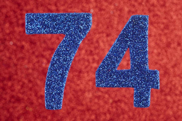 Numero 74 colore blu su uno sfondo rosso. Anniversario — Foto Stock