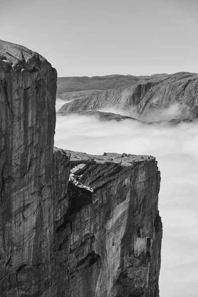 Krajobraz pochmurno norweskiego fiordu. Lysefjord obszar. Adven Norwegia — Zdjęcie stockowe