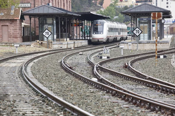 Treinstation met trein en platform. Teruel, Spanje — Stockfoto