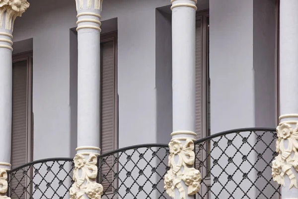 Balkon im modernistischen Stil. torico plaza. teruel, spanien — Stockfoto