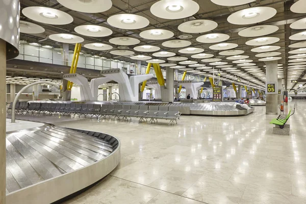 国际机场行李带认领。没有人。旅游巴 — 图库照片