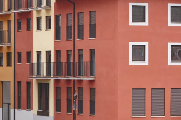 Fachada de edificio roja y amarilla con balcón. Arquitectura backgr — Foto de Stock