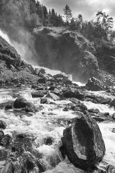 Norwegian twin waterfall. Rocky forest landscape. Latefossen. Vi — Stock Photo, Image