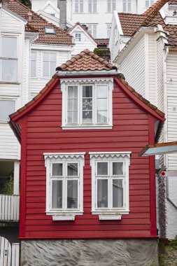 Geleneksel Norveç ahşap cephe. Antik Bergen oteli sokak. 