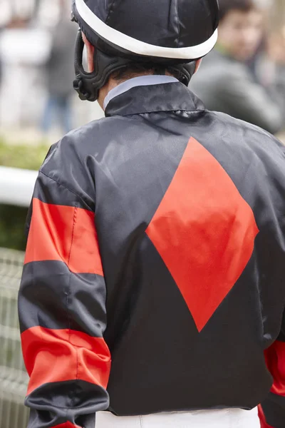 Detalle de jockey después de la carrera. Fondo del hipódromo. Caballo de carreras . —  Fotos de Stock