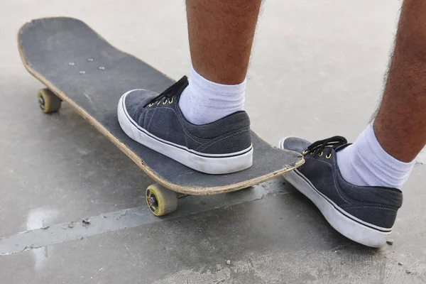 Skater e skate pernas detalhe. Estilo de vida fundo urbano — Fotografia de Stock