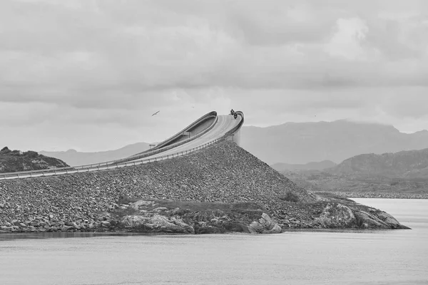 Noruega. Camino del océano Atlántico. Puente sobre el océano. Viaje europ — Foto de Stock