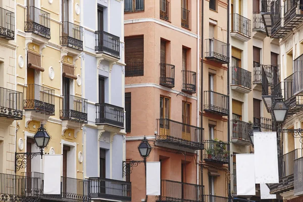 Fachadas de calle clásicas en Teruel. Arquitectura de España. Turismo —  Fotos de Stock