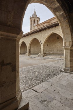Pitoresk İspanya arcaded kare kafa. Cantavieja, Teruel. 