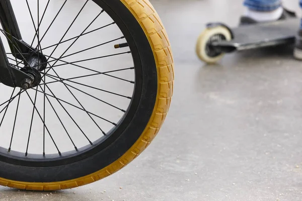 Detalle de rueda de bicicleta y patín. Fondo deportivo . — Foto de Stock