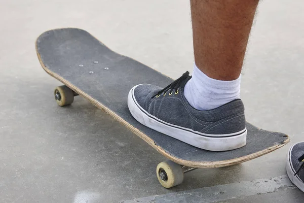 Detalle de las piernas de skater y skate. Estilo de vida de fondo urbano . —  Fotos de Stock