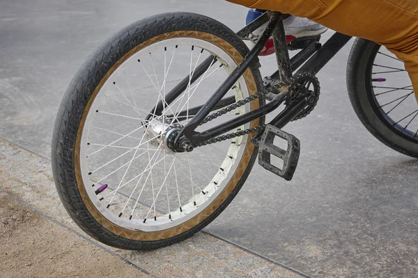 Detalle rueda de bicicleta con jinete. Fondo deportivo . — Foto de Stock