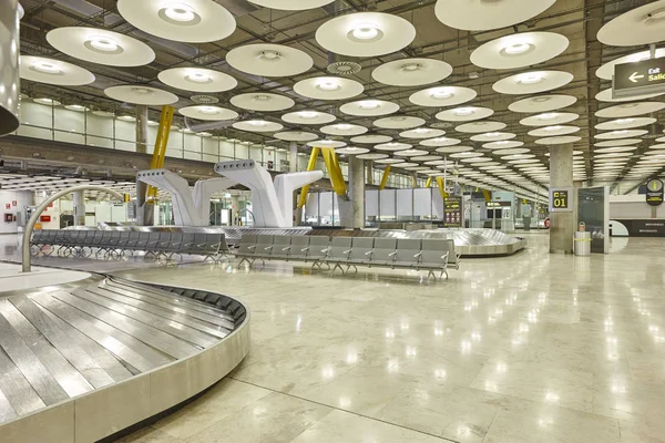 Área de reclamação de cinto de bagagem do aeroporto internacional. Ninguém. Viagens ba — Fotografia de Stock