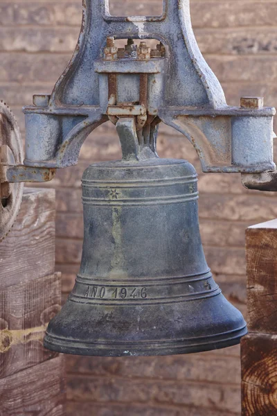 Antica campana in bronzo con meccanismo su un campanile — Foto Stock