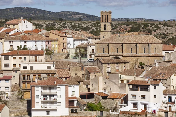 ゴシック様式の教会とスペインの絵のような村。Albentosa テル — ストック写真