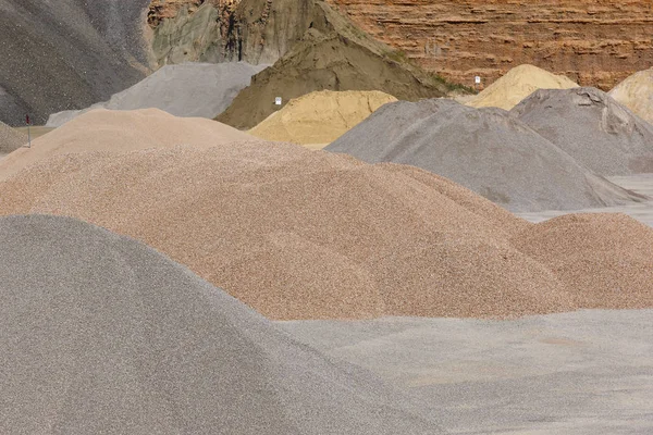 Diferentes tipos de pedra numa pedreira de cascalho. Construção — Fotografia de Stock