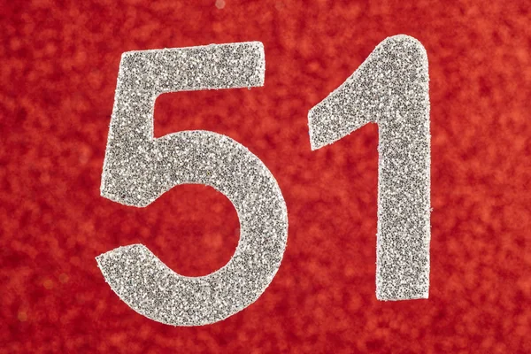 Αριθμός πενήντα ένα ασημένιο πάνω σε κόκκινο φόντο. Επέτειος. ΧΟΡΟΙ — Φωτογραφία Αρχείου