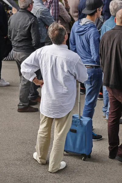 Voyageur avec bagages à la recherche d'informations. Contexte des personnes — Photo