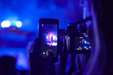 Akıllı telefon kamera video fotoğraf kayıt. Geceleri canlı konser