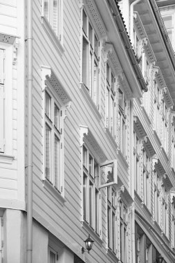 Geleneksel Norveç ahşap beyaz cephe. Antik sokak içinde olmak