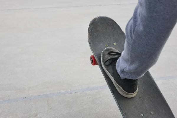 Skater und Skateboard Bein Detail. Lebensstil urbanen Hintergrund. — Stockfoto