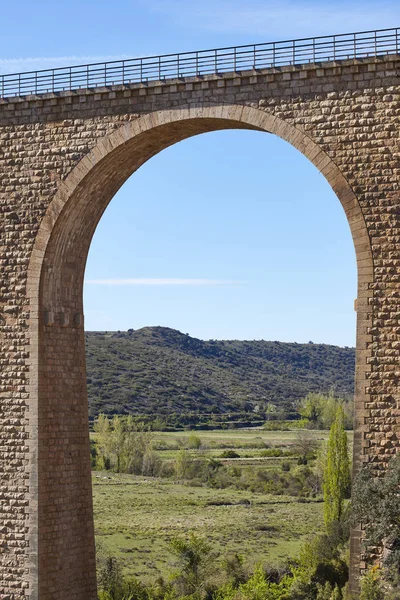 Taş viyadük Albentosa, Teruel içinde. İspanya. Yeşil yol. 