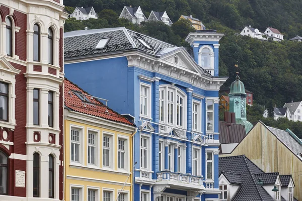 Traditionnelles maisons classiques de couleur nordique façades à Bergen . — Photo