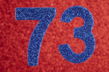 Yetmiş üç mavi renk kırmızı bir arka plan üzerinde numara. Anniversa