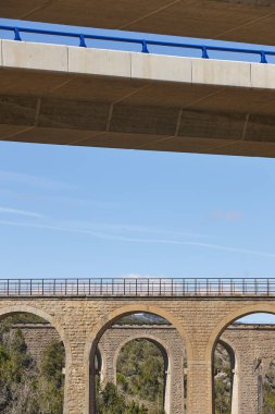 Eski taş köprü ve yeni beton otoyollar. Teruel, İspanya