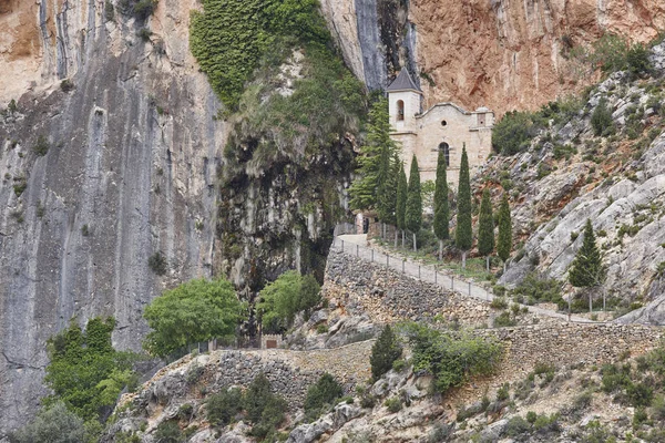 Stone kapell på berget. Llovedor. Castellote, Teruel. Spanien — Stockfoto