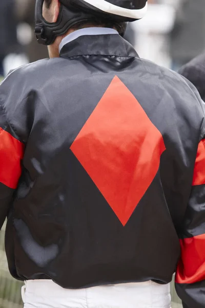 Detalle del jockey antes de la carrera. Fondo del hipódromo. Caballo de carreras . —  Fotos de Stock