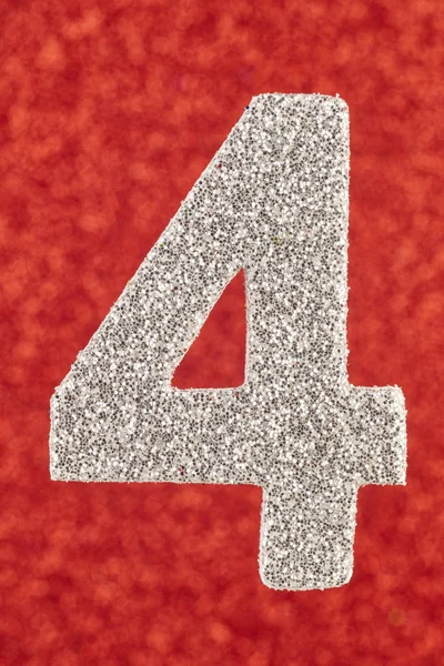 Número quatro cor de prata sobre um fundo vermelho. Aniversário . — Fotografia de Stock