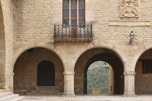 如诗如画扔石头的骑楼的广场在西班牙。Cantavieja，特鲁埃尔. — 图库照片