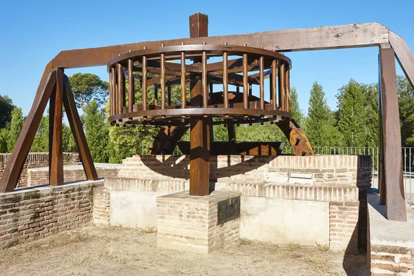 Moulin à eau traditionnel de reconstruction entourant par la forêt. Espagne — Photo