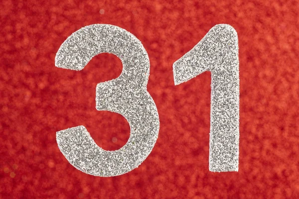 Numéro 31 couleur argent sur un fond rouge. Anniversaire — Photo