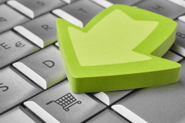 Yeşil ok sinyal ile alışveriş sepeti anahtar. E-ticaret satın