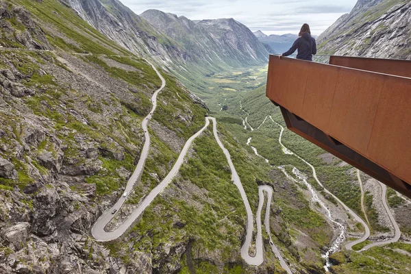 Noorse bergweg. Trollstigen. Noorwegen toeristische gezichtspunt. — Stockfoto