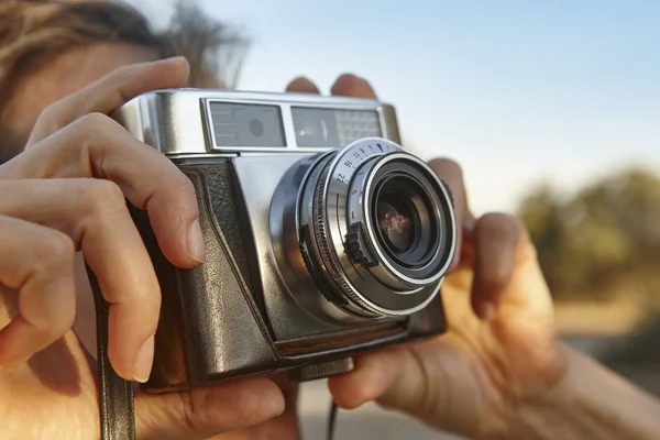 女人用老式相机拍照。旅游背景. — 图库照片