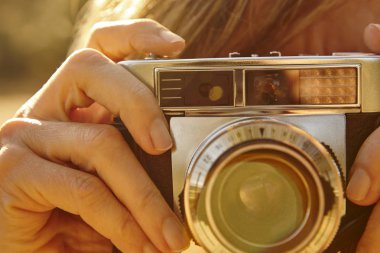 Kadın vintage fotoğraf makinesi ile fotoğraf çekmek. Seyahat 