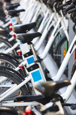 Çevre dostu kentsel ulaşım. Elektrikli bisiklet pilleri şarj.