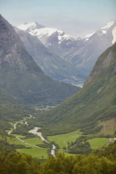 Norwegische Berglandschaft mit Talfluss und Schnee — Stockfoto
