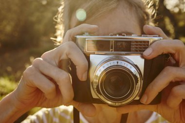 Kadın vintage fotoğraf makinesi ile fotoğraf çekmek. Seyahat 