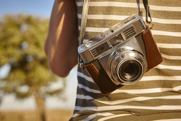 Turista con cámara vintage en el campo. Fondo de viaje — Foto de Stock