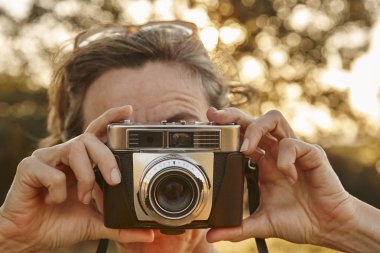Kadın vintage fotoğraf makinesi ile fotoğraf çekmek. Seyahat 