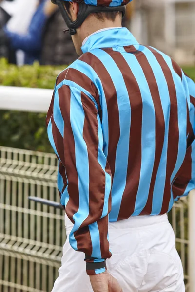 Detalle de jockey después de la carrera. Fondo del hipódromo. Caballo de carreras . —  Fotos de Stock