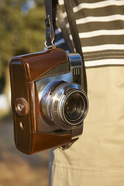 Touristin mit Oldtimer-Kamera auf dem Land. Reisehintergrund — Stockfoto