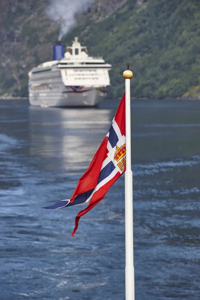 Noorse vlag. Noorwegen fjord landschap met cruise. Backg reizen — Stockfoto