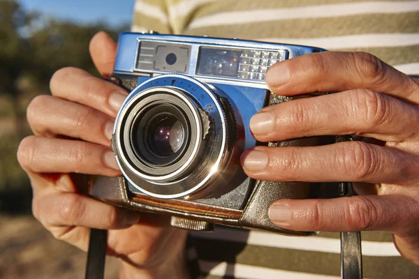 Touristin mit Oldtimer-Kamera auf dem Land. Reisehintergrund — Stockfoto