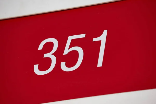 Номер гостиничного номера в красно-белом. Туристические апартаменты . — стоковое фото